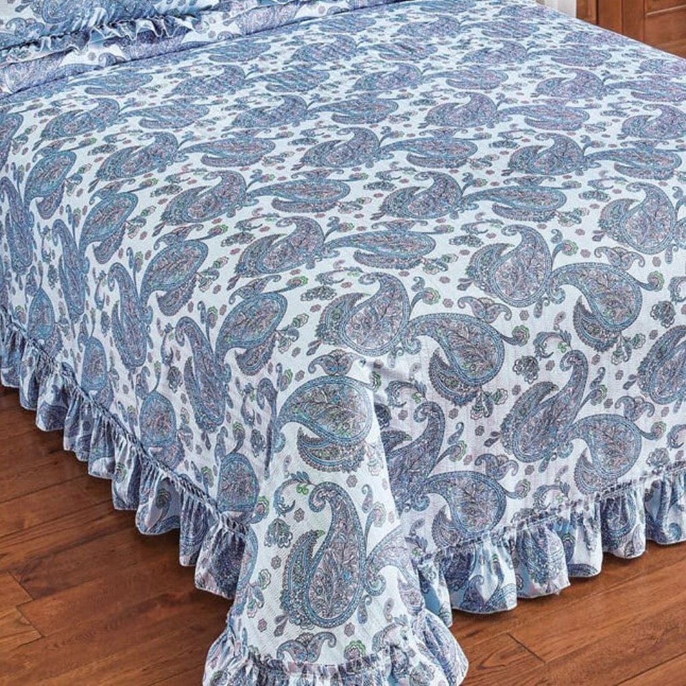 NEW Twin Lightweight Paisley Plisse Ruffled Edge Bedspread, 110" X 80"